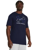 Remera de manga corta Under Armour, color azul marino, con estampado gráfico del logo de la marca en el centro del pecho en tonos azul y gris.