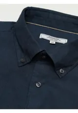 Camisa Arrow de manga corta y cuello con botones, color marrón, confeccionada en mezcla de lino y algodón.