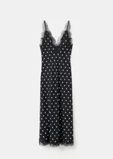 Vestido midi negro con estampado de lunares blancos, escote en pico con detalle de encaje, tirantes y diseño fluido de corte recto.