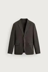 Blazer relaxed fit de corte clásico en tejido con mezcla de algodón, con cuello de solapas de muesca, manga larga y efecto lavado. Cuenta con bolsillo de vivo en el pecho, bolsillos con solapa en la cadera, bolsillo interior y aberturas en la espalda. Cierre frontal con dos botones.