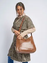 Bandolera negra de cuero sintético con correa ajustable y bolsillo interior. Incluye un mini bolso desmontable.