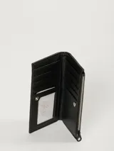 Billetera rectangular de cuero sintético color lila, con cierre superior y placa metálica con el logo de la marca en el frente.