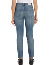 Pantalón de jean celeste de corte slim, con pierna recta y talle alto.