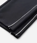 Pantalón deportivo de corte recto y estilo holgado, color negro con una línea vertical blanca en los laterales. Cuenta con cintura elástica con cordón de ajuste y bolsillos laterales.
