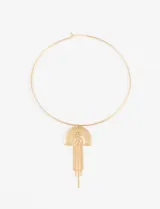 Collar rígido dorado con dije geométrico colgante.