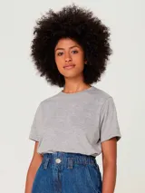 Camiseta básica de manga corta y cuello redondo, confeccionada en tejido de punto gris melange.