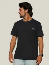 Remera negra de manga corta con estampado gráfico en la espalda que incluye la frase 'Bo, hay pique!' y dibujos de peces con una caña de pescar.