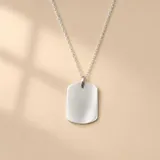 Conjunto de cadena de eslabones finos y dije tipo medalla militar rectangular con bordes redondeados, fabricado en plata 925 con acabado pulido.