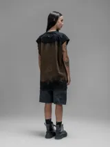Musculosa oversize con efecto de lavado oxidado, confeccionada en algodón premium. Presenta un diseño sin mangas con costuras marcadas y un acabado desgastado en tonos oscuros.