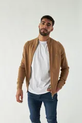 Campera tejida azul marino para hombre, con cierre frontal y logo bordado.