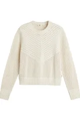 Sweater de punto crochet color beige, de cuello redondo y mangas largas, con patrón de tejido en relieve en forma de V en el frente.