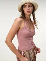 Top halter de tela rib color rosado, con corte entallado y espalda descubierta.