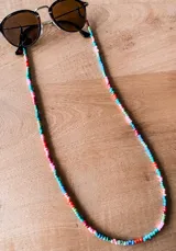 Correa para lentes con cuentas de colores pastel: rosa, celeste, verde, naranja y blanco.