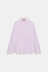 Camisa de corte oversize con estampado de rayas verticales rosadas y blancas, cuello con solapa, mangas largas con puños abotonados y cierre frontal de botonadura central.