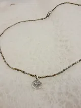 Collar de hematite con dije redondo de plata 925 con la imagen del Espíritu Santo.