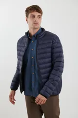 Campera puffer azul marino con cierre frontal, cuello alto y bolsillos laterales con cierre.