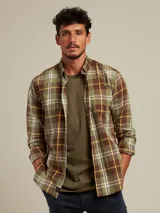 Camisa de vestir a rayas verticales azules y blancas, de corte regular fit y manga larga.