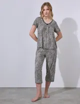 Conjunto de pijama marca René Rofé, compuesto por remera de manga corta con cuello redondo y aplique de puntilla, y pantalón capri con cintura elastizada, ambos en tejido soft estampado con motivos florales.