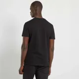 Camiseta de manga corta, cuello redondo y calce estándar, color negro.