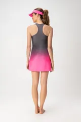 Conjunto deportivo compuesto por un vestido corto con diseño degradado de gris a fucsia y un short interno. El vestido presenta un corte tipo musculosa con espalda deportiva.