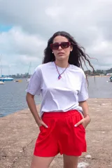 Remera de algodón en color gris melange, con cuello redondo y mangas cortas, de corte clásico y ajuste holgado.