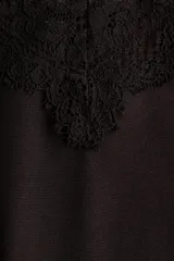 Vestido midi de punto interlock con breteles finos, escote en V y bajo asimétrico, decorado con ribetes de encaje en el escote y el ruedo.