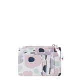 Billetera pequeña con cierre superior, estampado de flores en tonos lila, rosa y azul sobre fondo blanco. Incluye logo metálico de la marca en dorado.