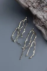 Aros colgantes con diseño orgánico inspirado en formas de coral, elaborados en metal con baño de plata y pernos de plata 925.