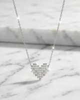 Collar de cadena fina de acero con dije en forma de corazón compuesto por pequeñas circonias engastadas con diseño pixelado.