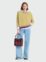 Cartera de mano Longchamp modelo 3D Crossbody S, confeccionada en cuero de alta calidad color bordó. Presenta un diseño estructurado con solapa frontal, detalles de costuras visibles y herrajes metálicos. Incluye asa superior y correa ajustable para llevar al hombro o cruzada.