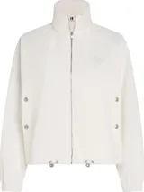 Cortavientos blanco de corte regular, con cuello alto, cierre de cremallera, dos bolsillos con botones, detalles distintivos de Tommy Hilfiger y logo gráfico bordado en el pecho.