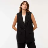 Chaleco negro de traje sin mangas con solapas y bolsillos delanteros.