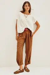 Remera de manga corta color blanco roto, con escote bote y calce holgado.