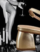 Sandalias de tacón bajo color blanco, con tiras finas y cierre con hebilla.