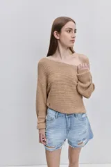 Sweater de punto color tostado, de calce relajado, con escote asimétrico decorado con ojalillos metálicos y mangas largas.