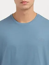 Remera de algodón de manga corta y cuello redondo, con diseño básico y minimalista. Presenta un pequeño logo de la marca bordado en el pecho.