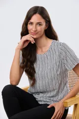 Blusa manga corta con cuello redondo, de diseño a rayas verticales en color blanco y negro.