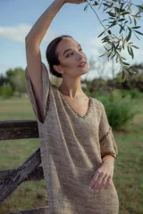 Vestido corto tejido en lurex dorado, con escote en V y mangas cortas.