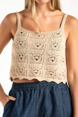 Top de algodón con diseño de tejido crochet y calce al cuerpo, con breteles finos y ruedo con terminación ondulada.