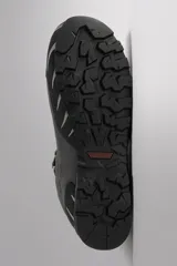 Bota de montaña color verde con detalles en gris y negro. Cuenta con membrana impermeable, sistema Recco para localización en avalanchas, puntera reforzada con tecnología Shield Protect Max y suela de goma antideslizante resistente a bajas temperaturas. Incluye plantilla OrthoLite extraíble.