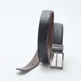 Cinturón reversible negro y marrón con hebilla metálica plateada.