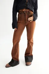 Pantalón de jean azul oscuro, corte oxford con alforza en el delantero y dobladillo en la botamanga.