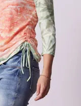 Blusa de modal estampado con flores, marca Ruby Rd. Tiene cuello redondo con aplique de tachas, mangas 3/4, frunces y lazo de ajuste en el lateral.