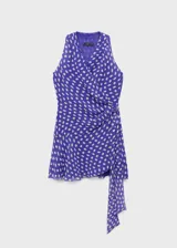 Vestido corto de poliéster con estampado de lunares, cuello en pico cruzado y diseño evasé. Presenta tirantes anchos y cierre mediante lazo lateral.