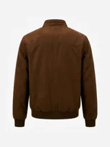 Campera de estilo casual confeccionada en tejido tipo gamuza color marrón, con cierre frontal completo, cuello alto y puños elásticos acanalados.