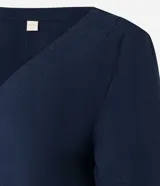 Vestido corto tipo t-shirt de la marca Marfinno, confeccionado en viscolino. Presenta escote en V, mangas cortas y bolsillos laterales aplicados. Su diseño es holgado y fluido.