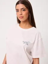 Remera manga corta de algodón color blanco, con calce holgado y gran estampado en la espalda de temática playera en tonos azules.