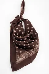 Pañuelo tipo bandana de color marrón con estampado paisley en los bordes y lunares blancos en el centro.