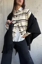 Cardigan de punto con diseño de rayas horizontales en tonos crema, beige y negro, con cuello redondo y cierre frontal de botones negros.