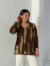 Sweater de punto color chocolate con estampado abstracto en color dorado, cuello en V y diseño holgado de manga larga.